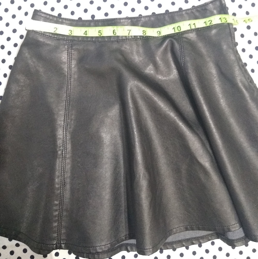 🔥 Pleather Mini 🔥 - Picture 4 of 5